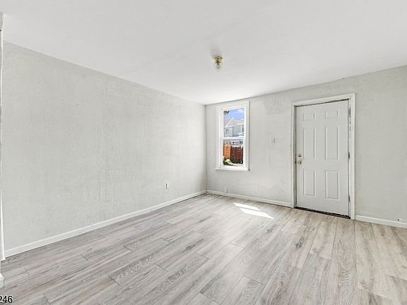 4th image of 35 Cedar Aly