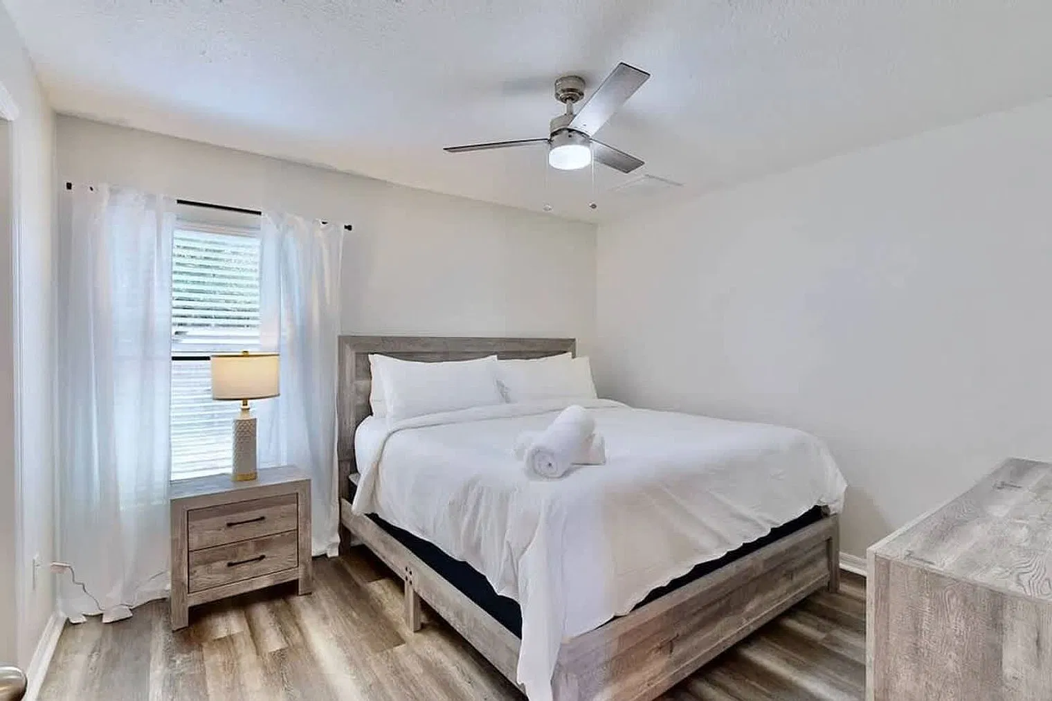 3 bed, 2.0 bath, 1130 sqft, $2,216 — Photo 2