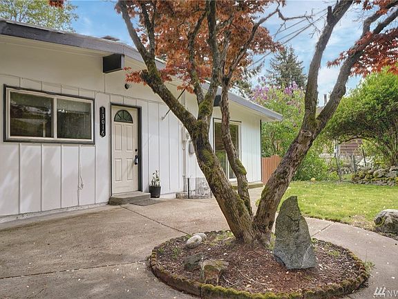 Front entrance to greet your guests. 