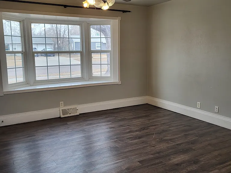 2128 Birch Ave — Photo 2