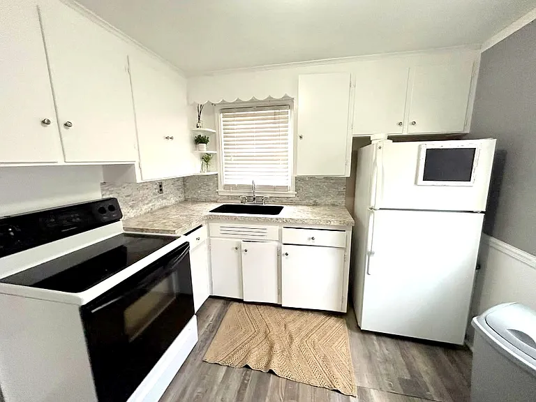 766 Harding Ave — Photo 2