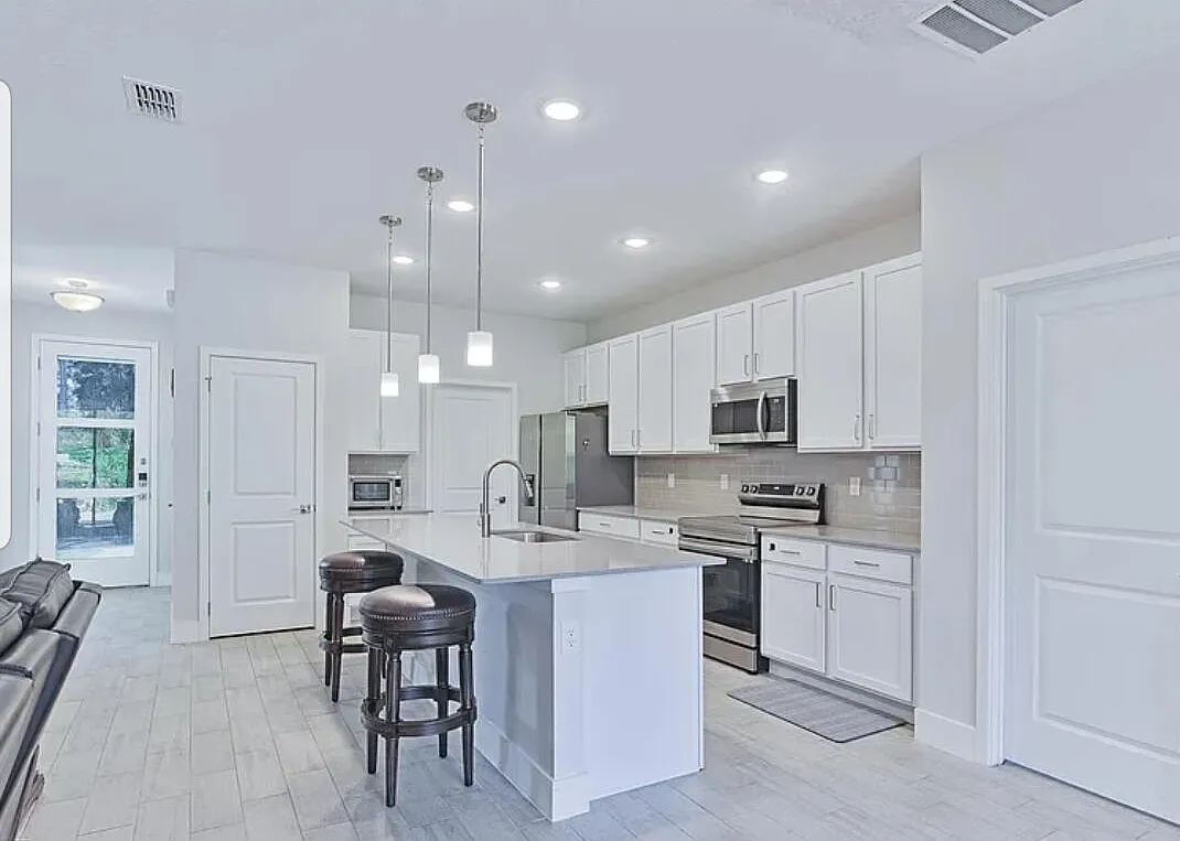 3 bed, 2.0 bath, 1957 sqft, $2,100 — Photo 3
