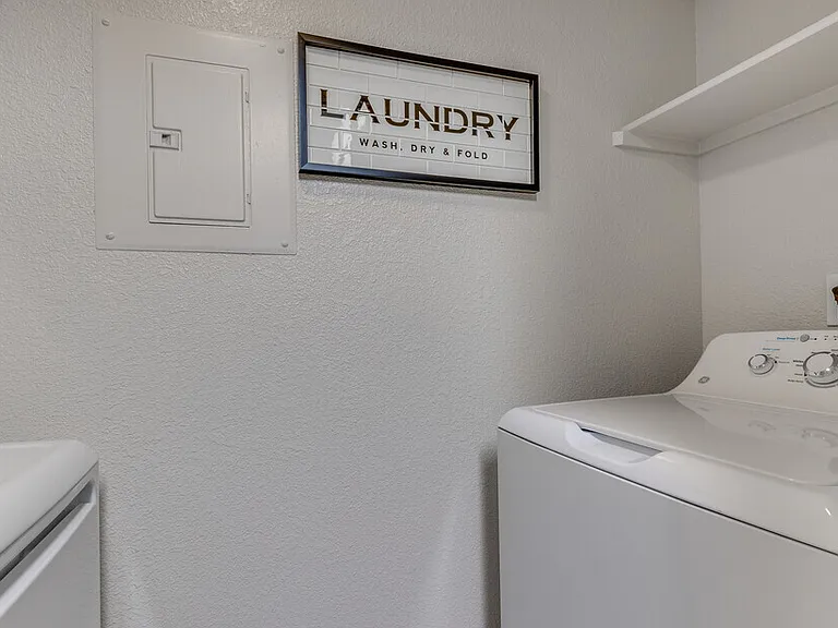 Villa Montana Apartments — Photo 54