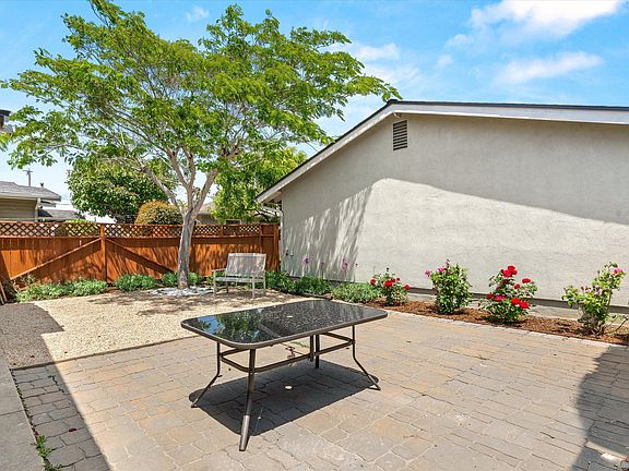 3rd image of 1218 Chino St