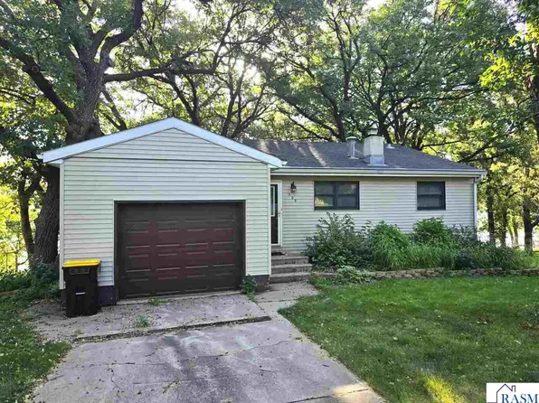 409 W Amber Lake Dr, Fairmont, MN 56031
