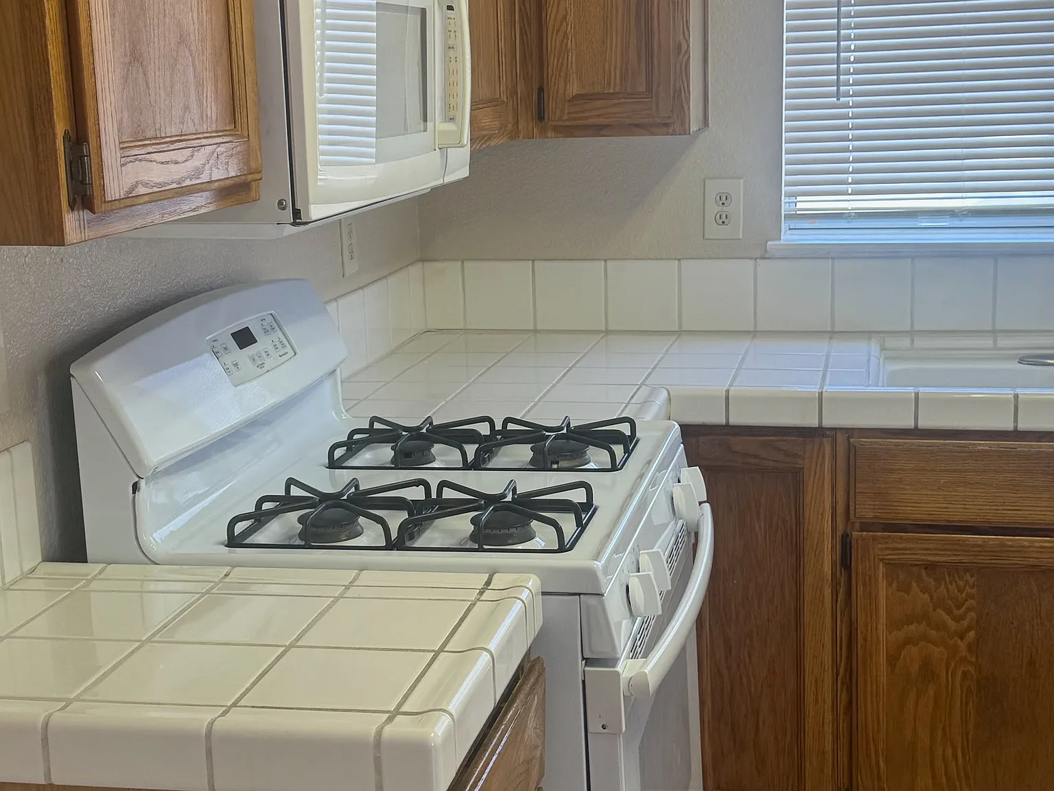 3 bed, 1353 sqft, $2,745 — Photo 2