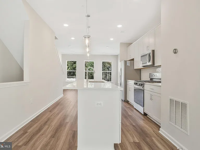 244 Mainstream Dr — Photo 9