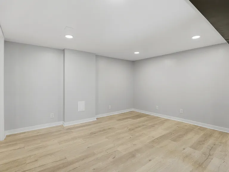 4714 N Elm St — Photo 32