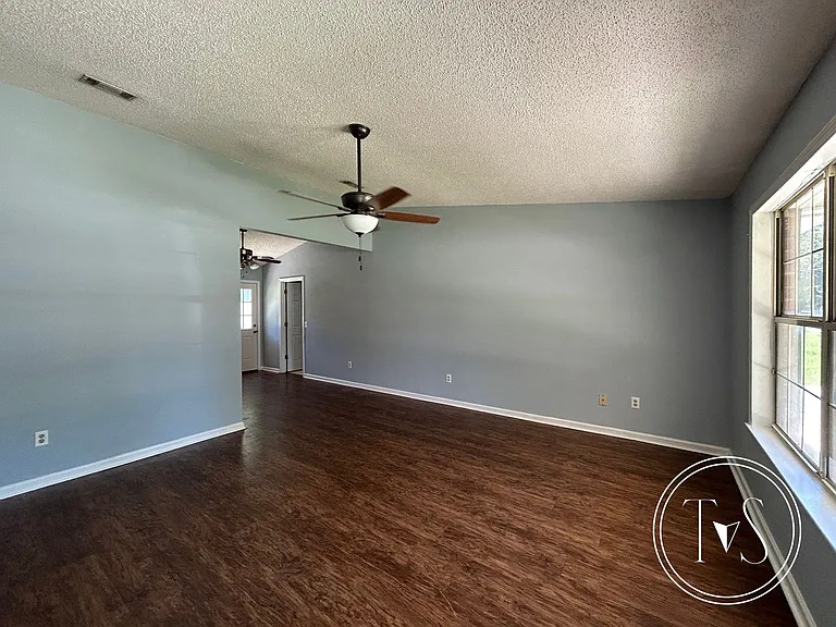 1012 Farr Ct — Photo 4