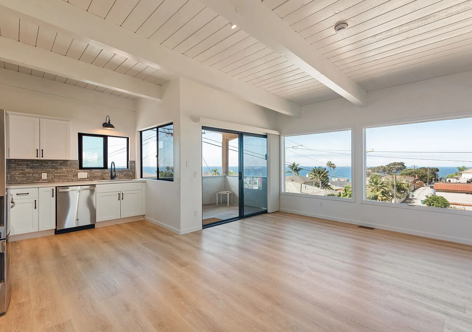 Charming Two Bed One Bath with Ocean Views Point Loma — Photo 3