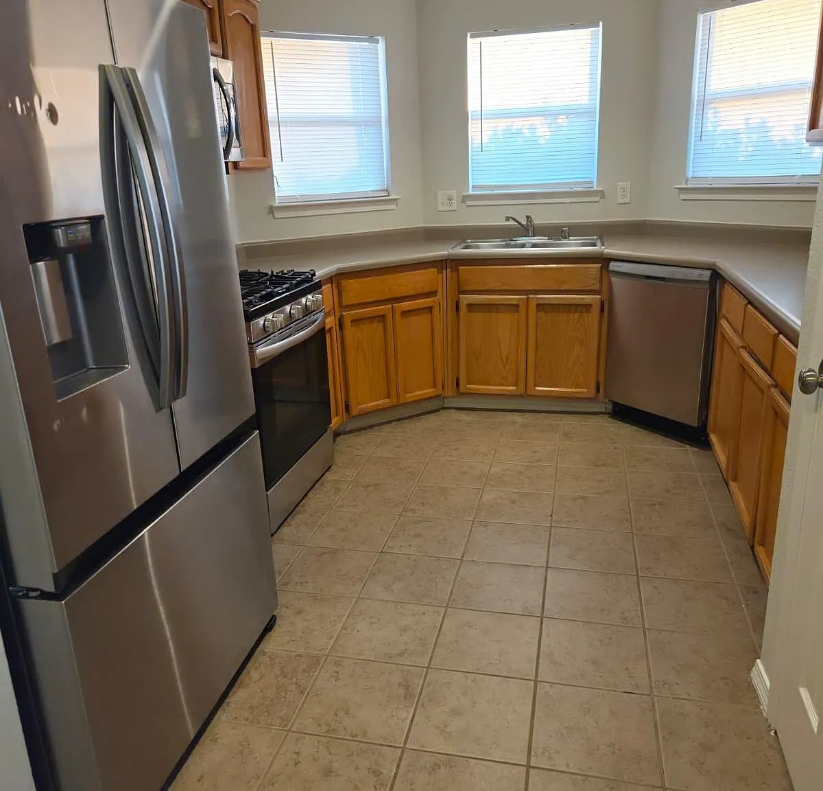 3 bed, 2.5 bath, 2311 sqft, $1,850 — Photo 3