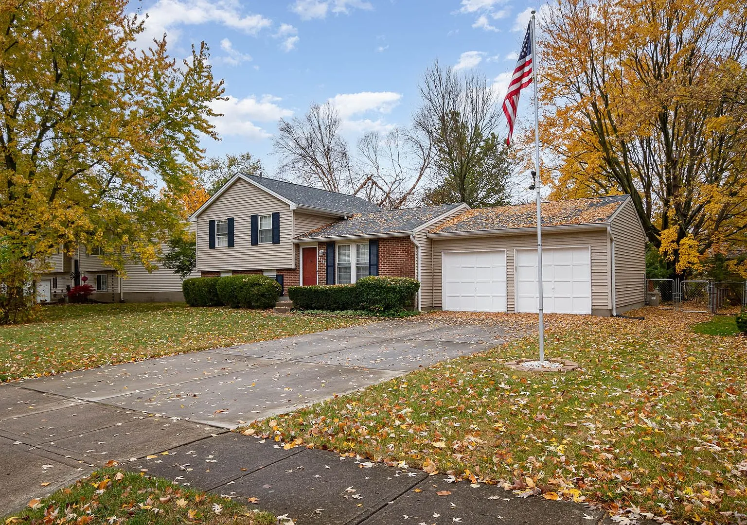 Inviting home with private fenced yard for pets — Photo 4