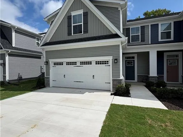 2082 Striper Ct, Carrollton, VA 23314