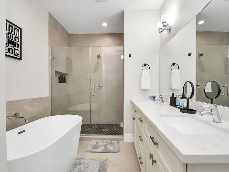 5718 Beall St #D — Photo 14