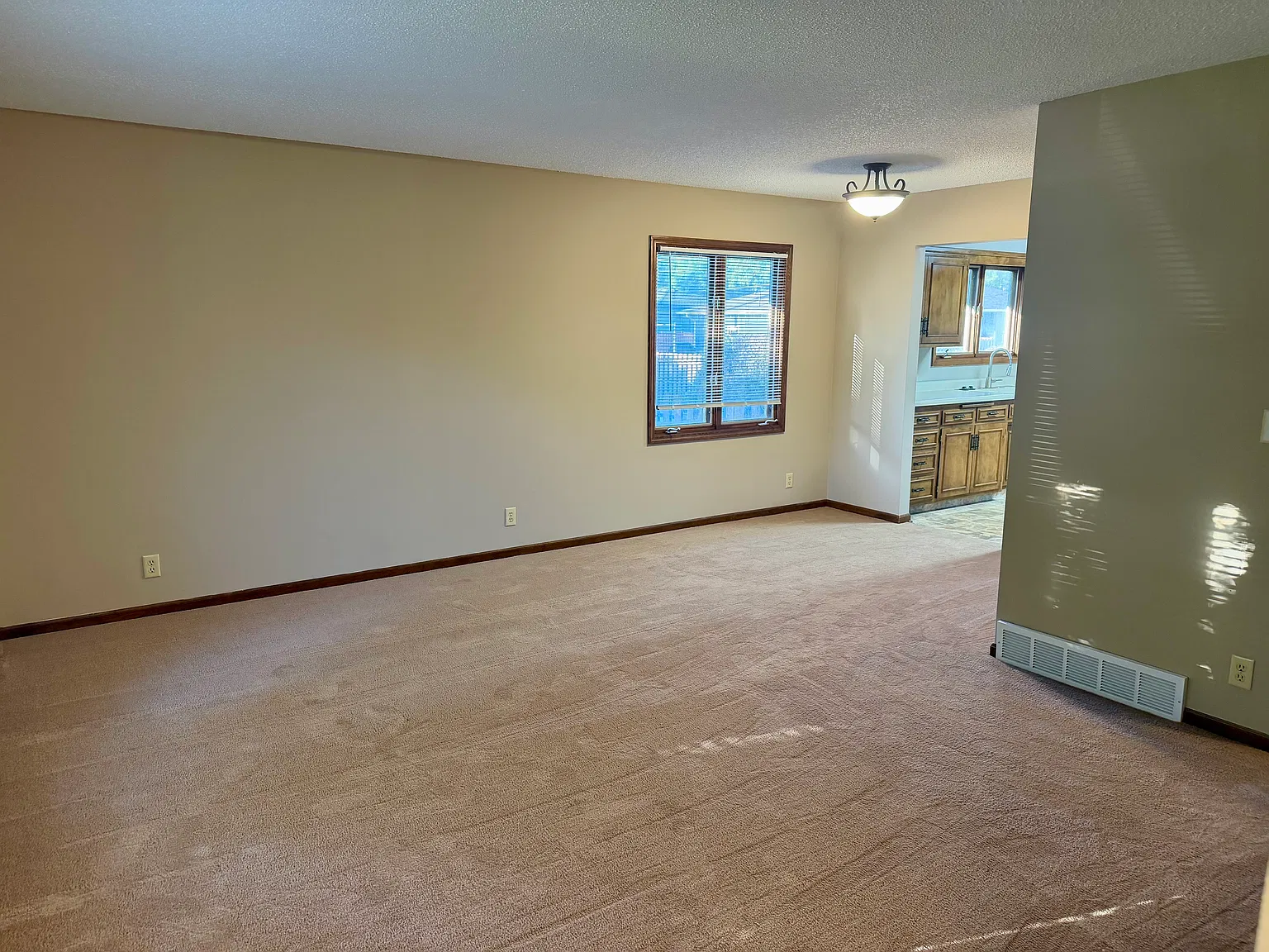 2 bed, $1,400 — Photo 3