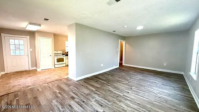 3 bed, 1.0 bath, 1175 sqft, $1,500 — Photo 3