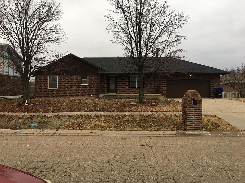 All brick home in excellent neighborhood and school district