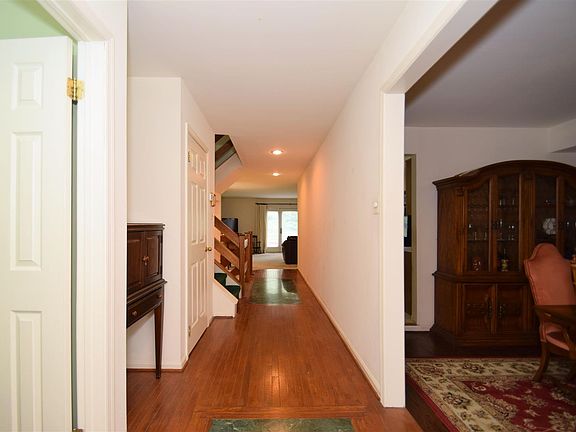 Entrance/Foyer Center Hall
