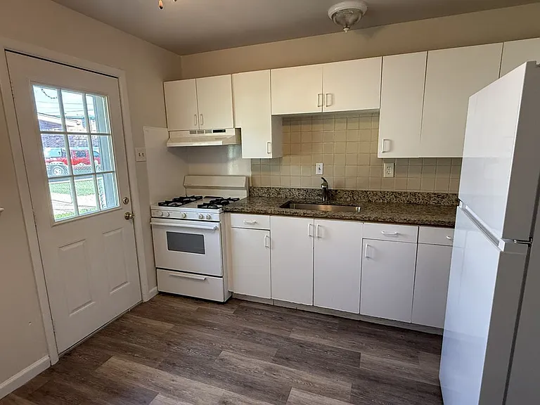 651 Southwell Ln — Photo 3