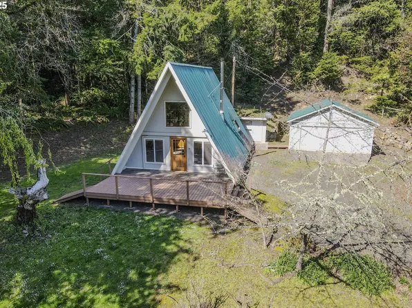 9235 Tyee Rd, Umpqua, OR 97486