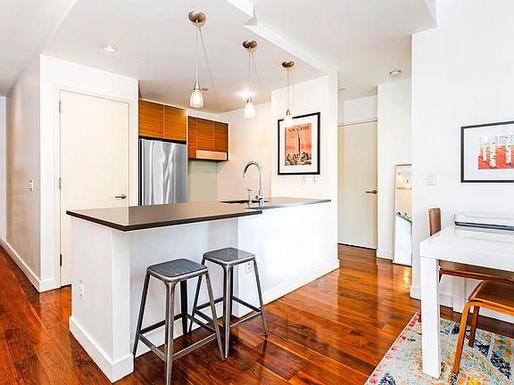 5th image of 1063 Jackson Ave APT 6A