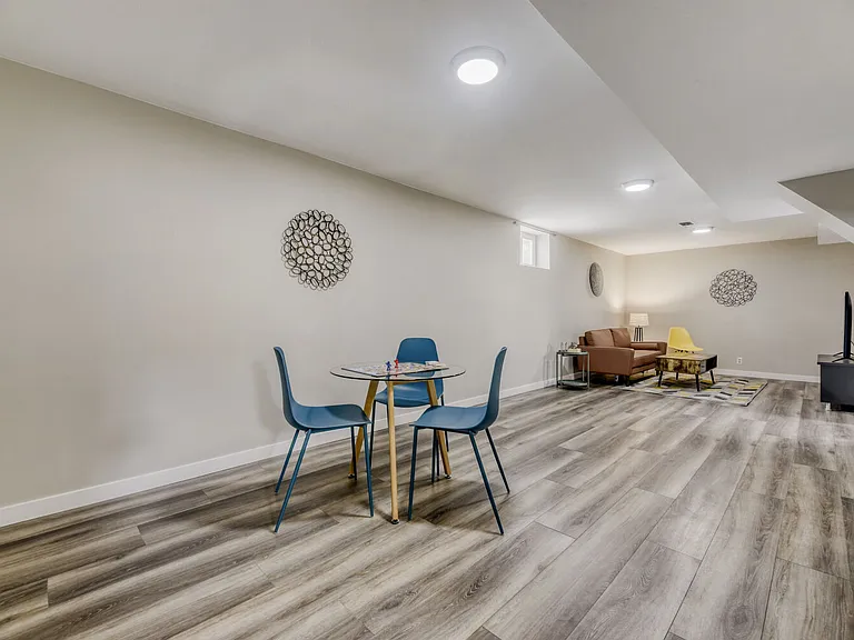 1015 W Longview Ave — Photo 18