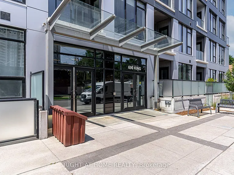 690 King St W #411 — Photo 13