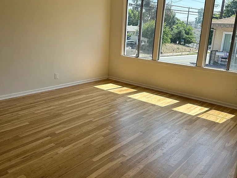 Rowena Ave — Photo 9