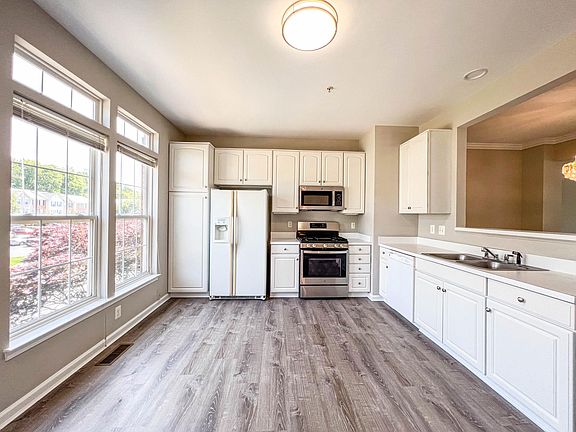 5th image of 12377 Cedar Lakes Dr