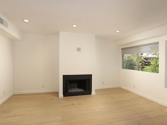 5th image of 2147 N Beachwood Dr APT 6