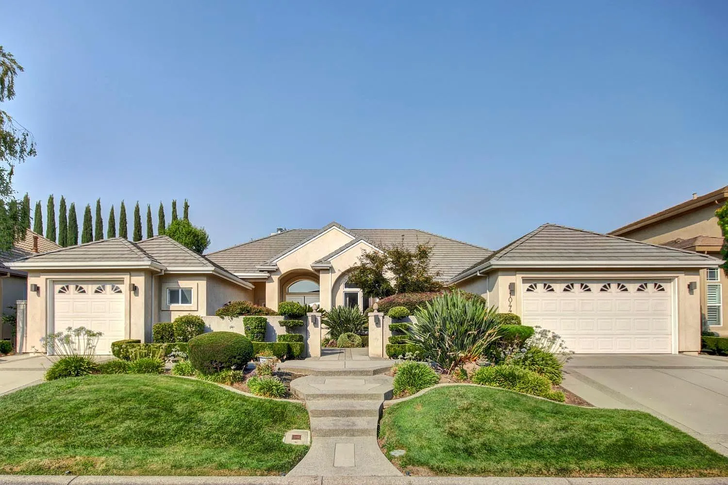 1044 E Landing Way photo 1