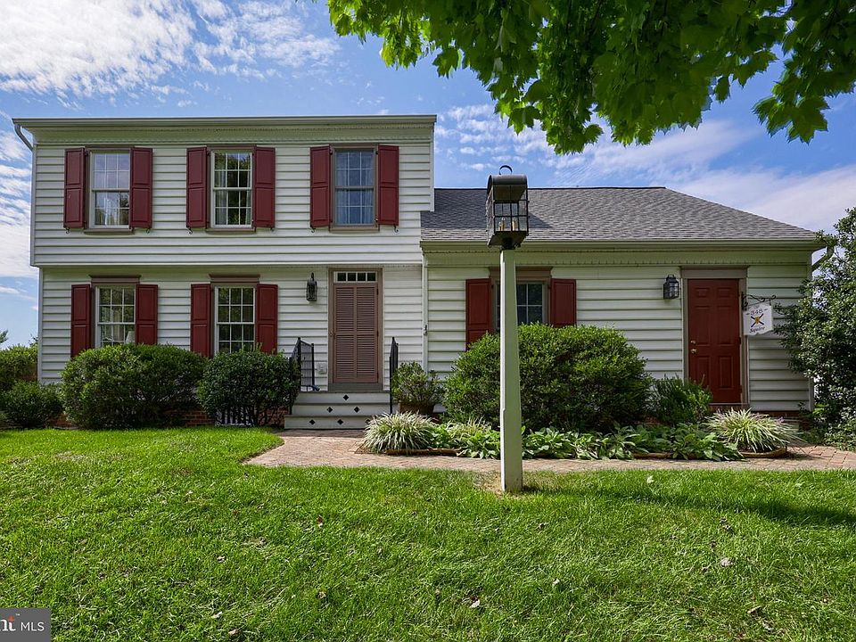 1st image of 348 Squire Ln