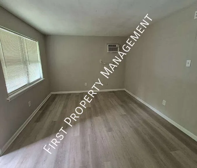 1020 Mission Ave — Photo 2