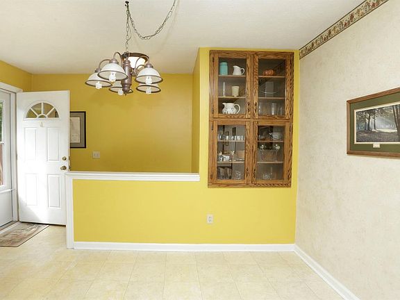 5th image of 532 Folkstone Dr