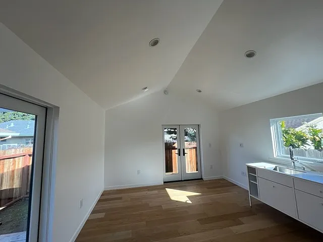 972 McKenzie Ave — Photo 4