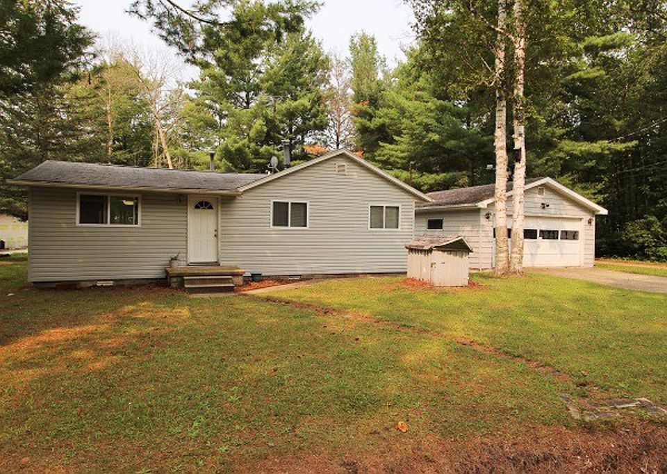 Clean 2 bedroom with detached 2 1/2 car garage, walking distance to Smallwood lake and just a block 