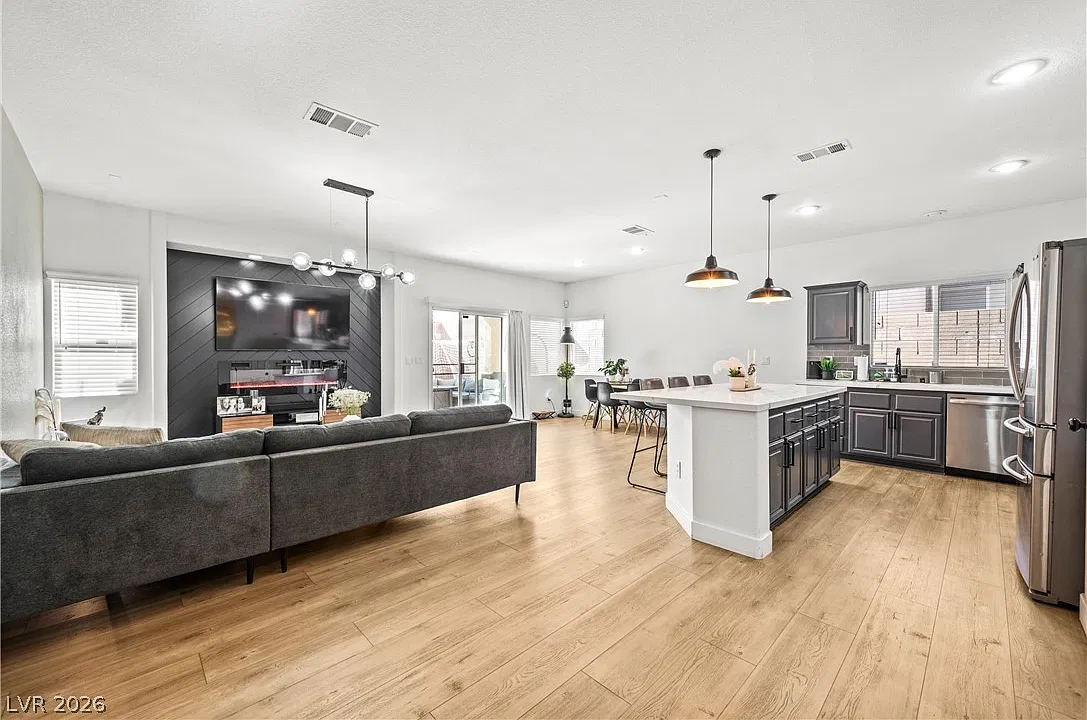 3 bed, 2.0 bath, 1610 sqft, $2,799 — Photo 3