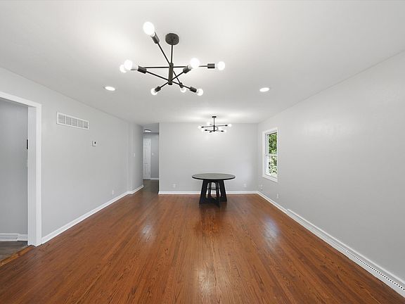 3rd image of 1020 E 61st Pl