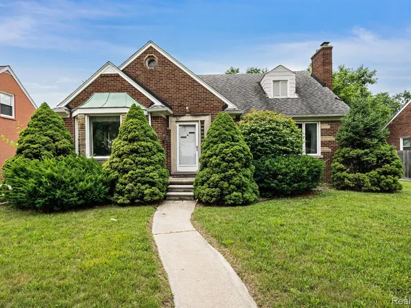 8436 Harding Ave, Center Line, MI 48015