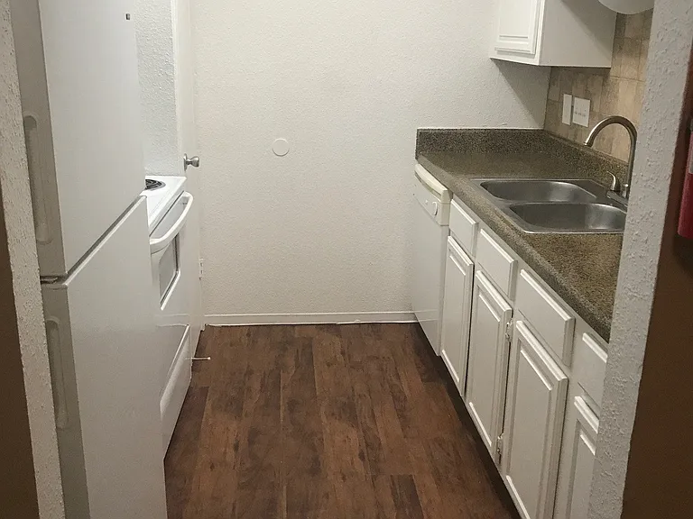 The Crest Apartments — Photo 5