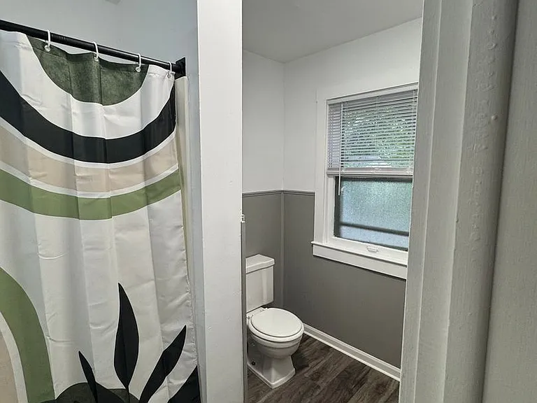 942 Woodlawn Ave — Photo 9