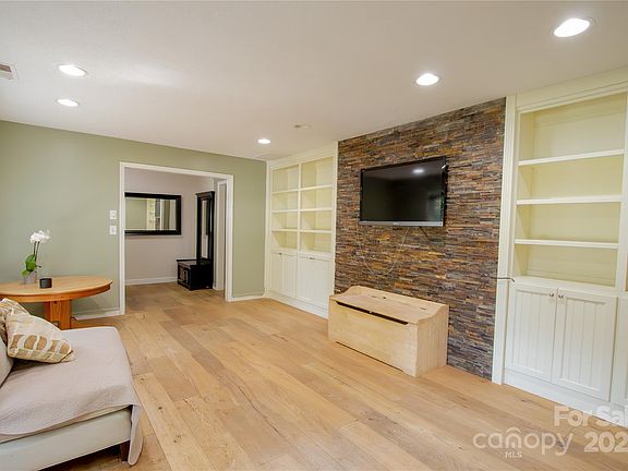 2nd image of 109 Brightwater Heights Dr
