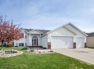 1506 Baywood Dr, West Fargo, ND 58078