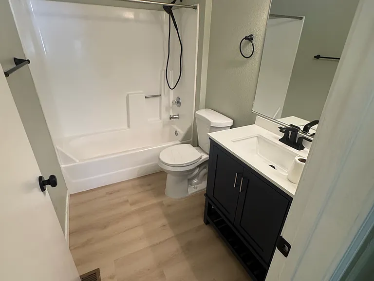 1043 Southwood Dr #J — Photo 37