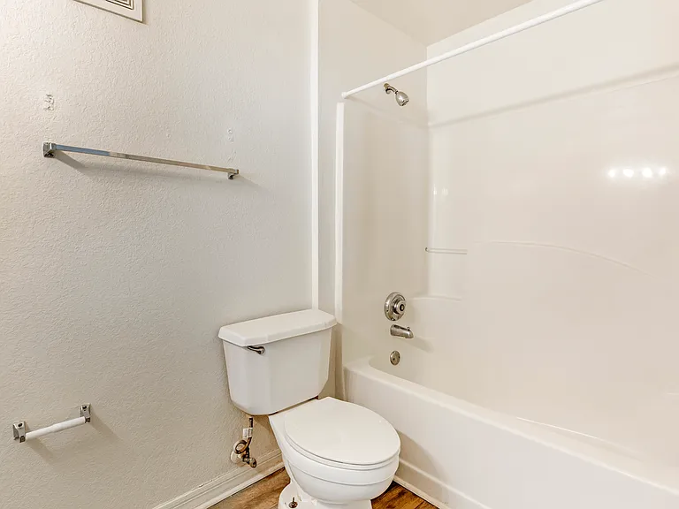 Oak Crest Apartments — Photo 32