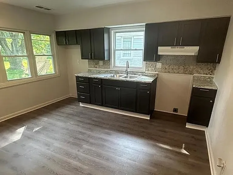 945 Howell Ave — Photo 4