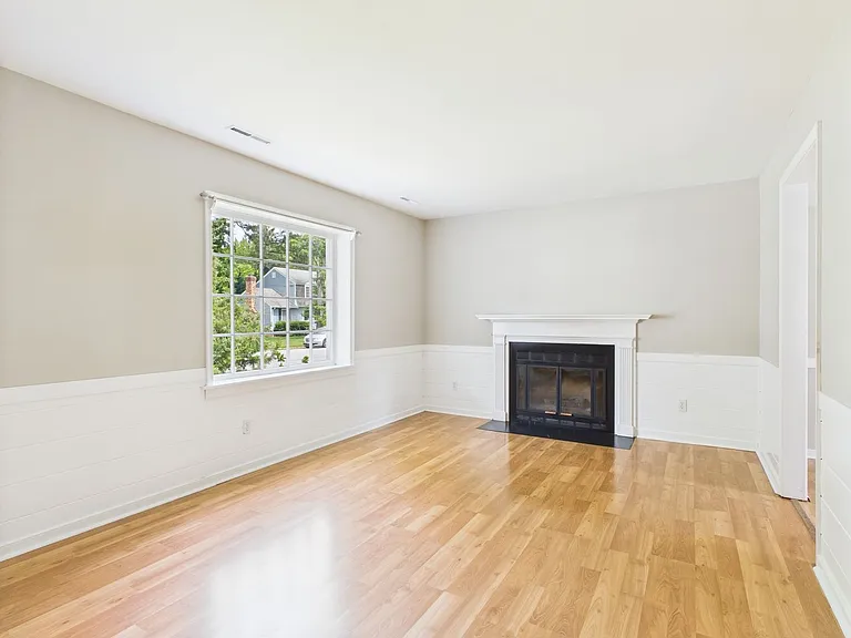 1917 Millsap Ln — Photo 7