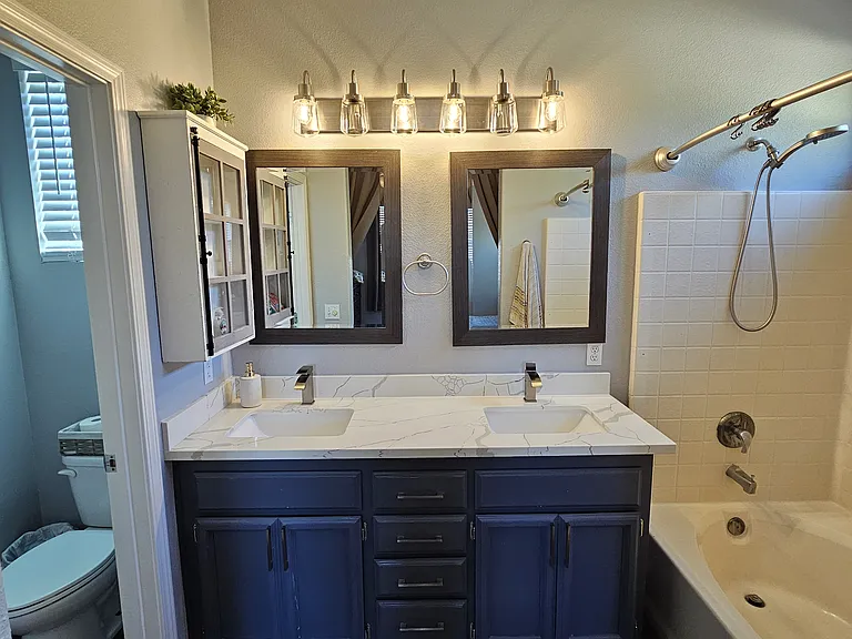 Master bathroom with Tub/Shower