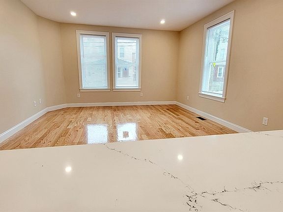 4th image of 62-64 Waverly St #3
