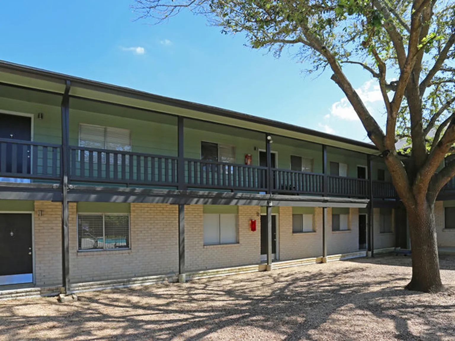 Robinson Manor Apartments — Photo 2